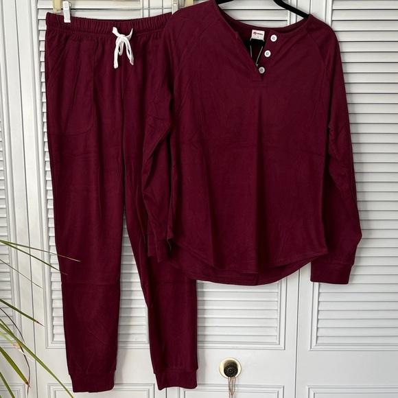 Burgundy Lounge Set with Button Detail.
Soft & cozy 
Perfect for travel - Picture 2 of 11